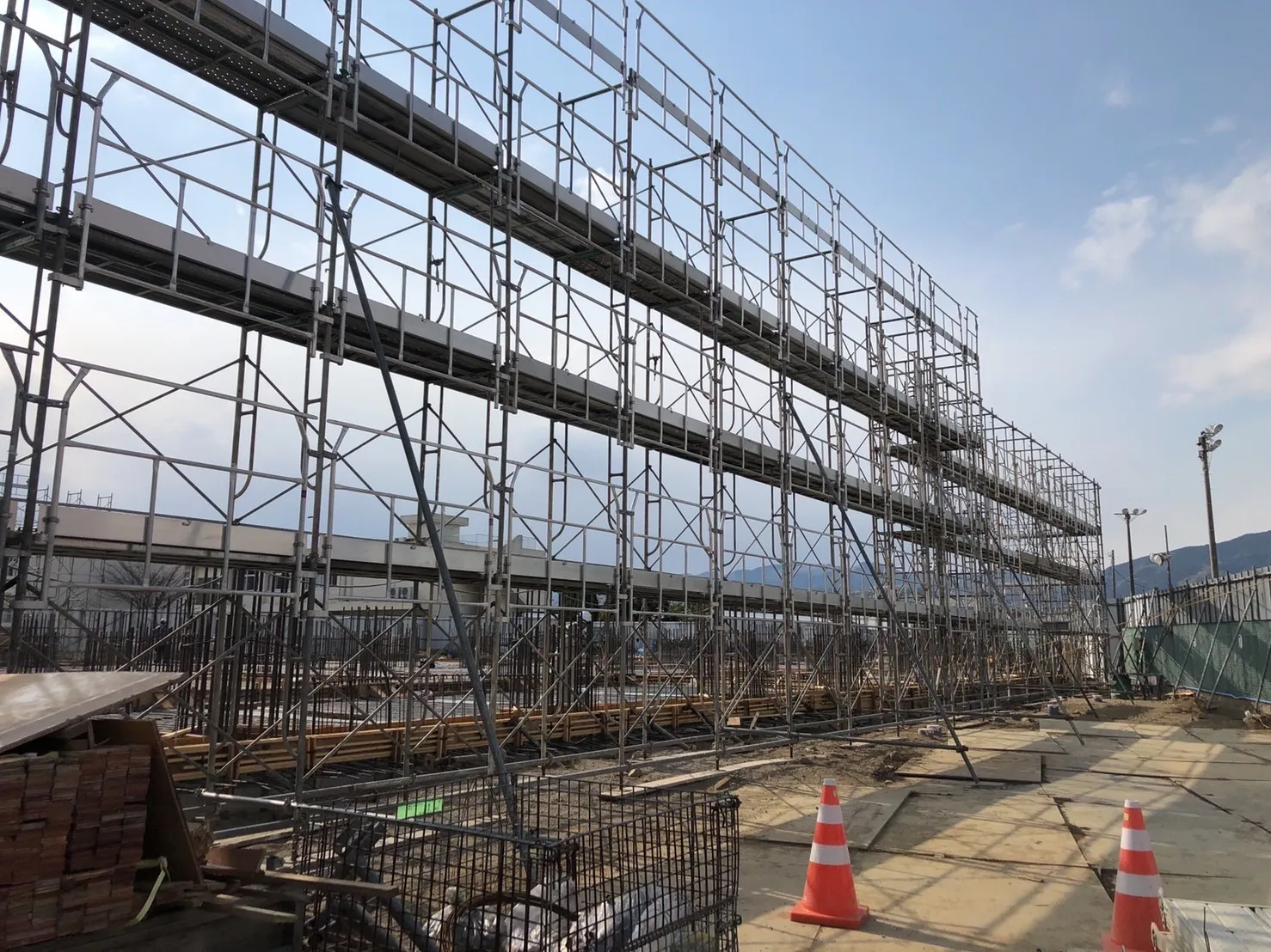 某学校新築現場外部足場